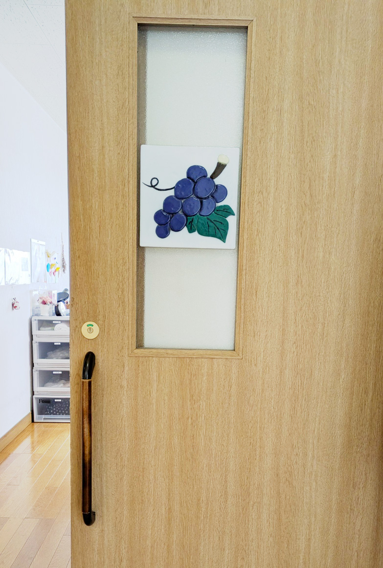 居室のドアに施されたガラス細工